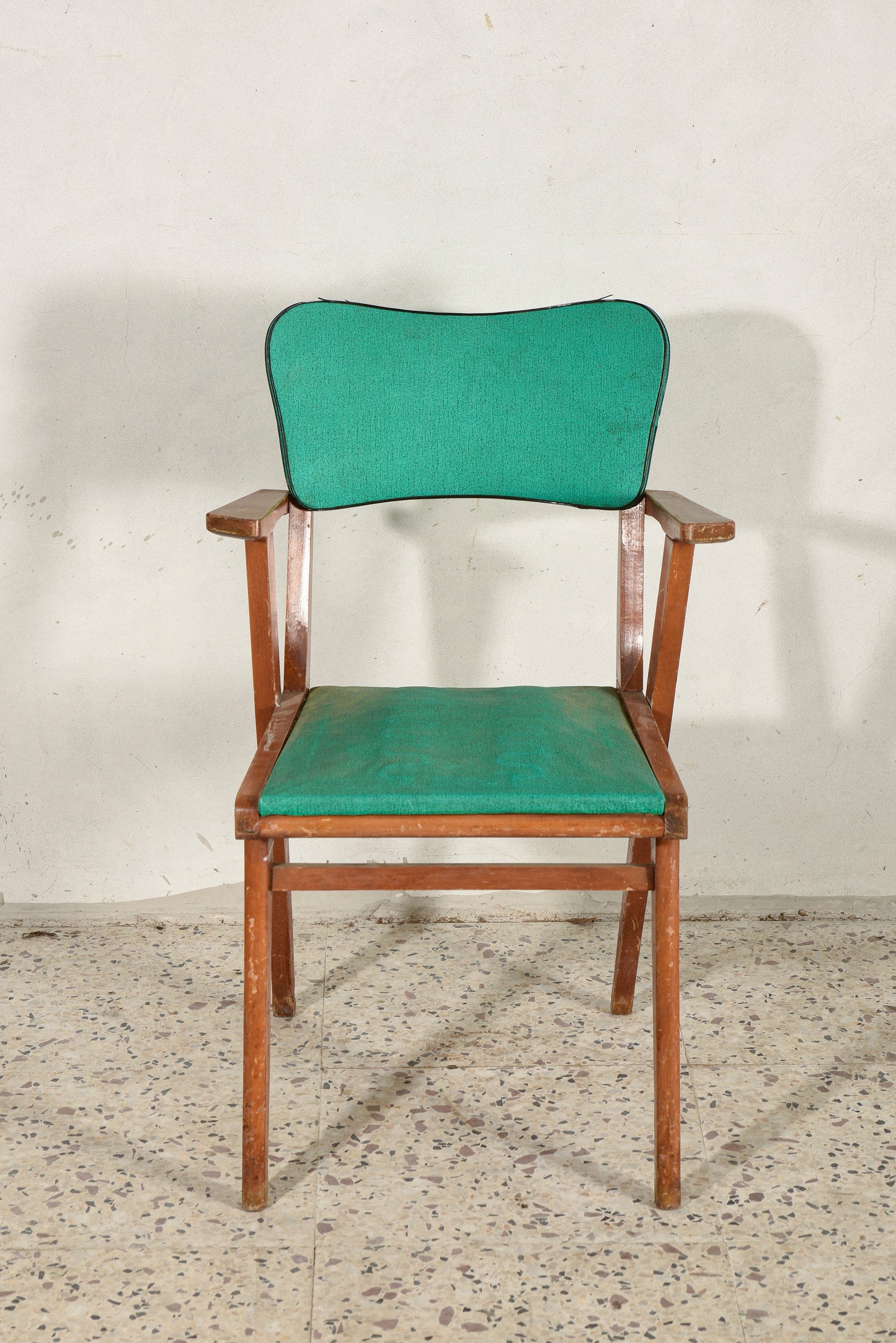 Sedia con braccioli, struttura in legno massello e seduta con spalliera in similpelle verde Italia   1960