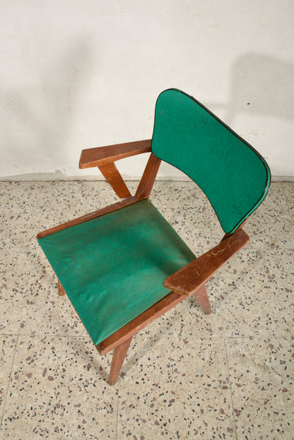 Sedia con braccioli, struttura in legno massello e seduta con spalliera in similpelle verde Italia   1960