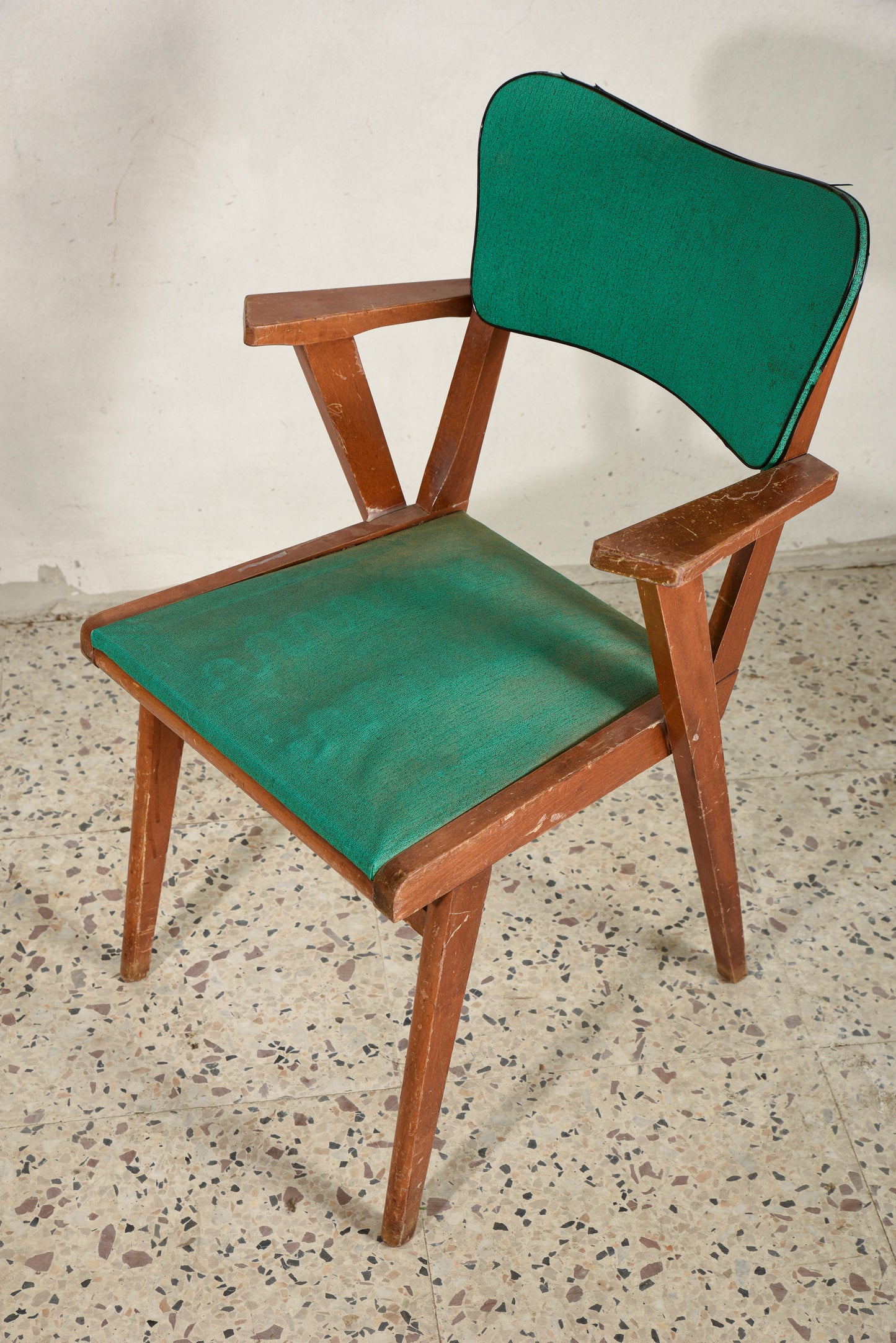 Sedia con braccioli, struttura in legno massello e seduta con spalliera in similpelle verde Italia   1960