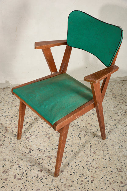 Sedia con braccioli, struttura in legno massello e seduta con spalliera in similpelle verde Italia   1960