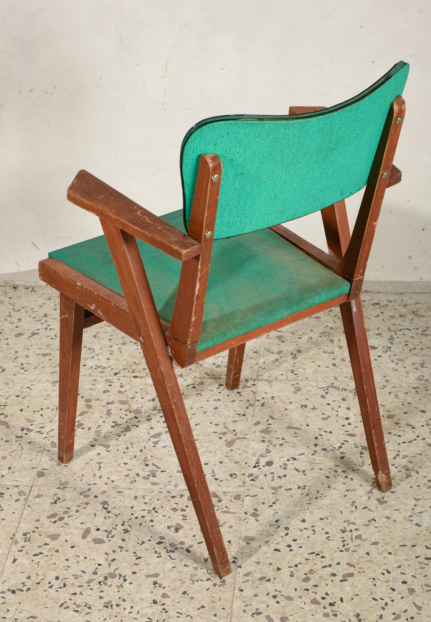Sedia con braccioli, struttura in legno massello e seduta con spalliera in similpelle verde Italia   1960