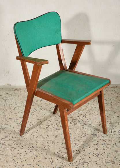 Sedia con braccioli, struttura in legno massello e seduta con spalliera in similpelle verde Italia   1960