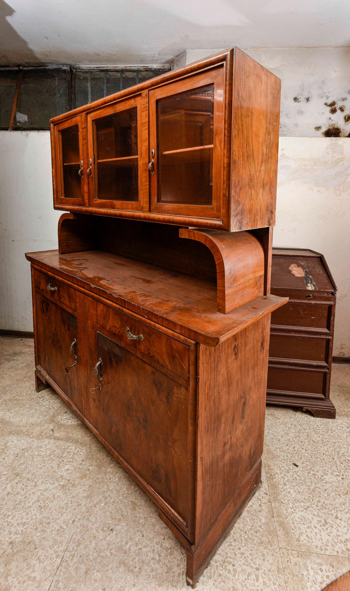 Credenza 2 ante e 2 cassetti con vetrina rialzata a tre ante anni 40