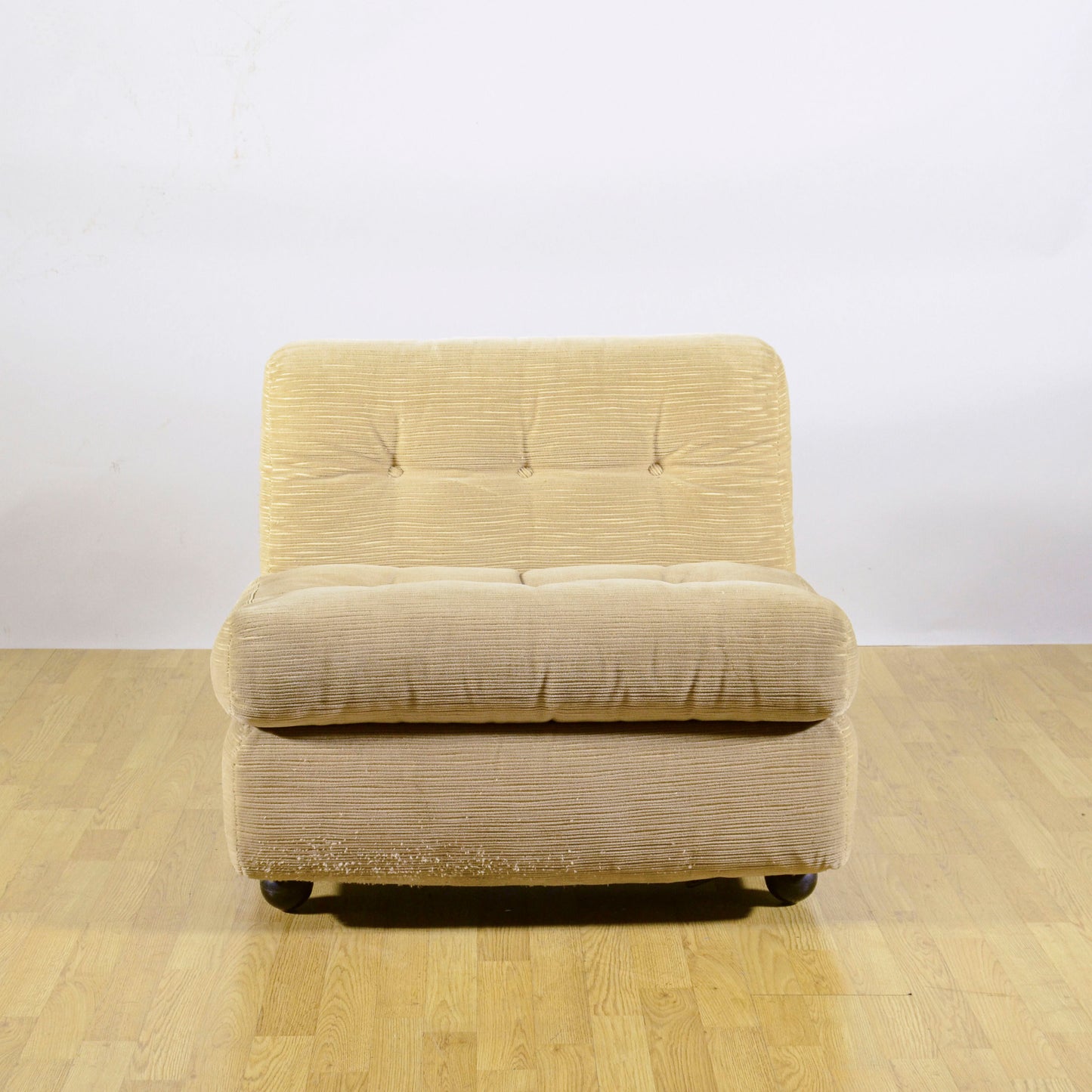 Poltrona Lounge Amanta Di Mario Bellini X CeB Italia In Velluto A Coste Beige E Scocca In Fibra Di Vetro Anni 70