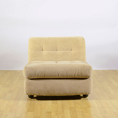 Poltrona Lounge Amanta Di Mario Bellini X CeB Italia In Velluto A Coste Beige E Scocca In Fibra Di Vetro Anni 70