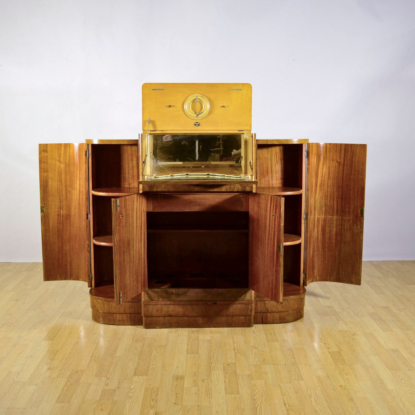 Mobile Bar Art Deco' In Radica Di Noce Pregiata Due Ante Laterali Una Grande Gentrale Inferiore E Una Superiore Anni 30