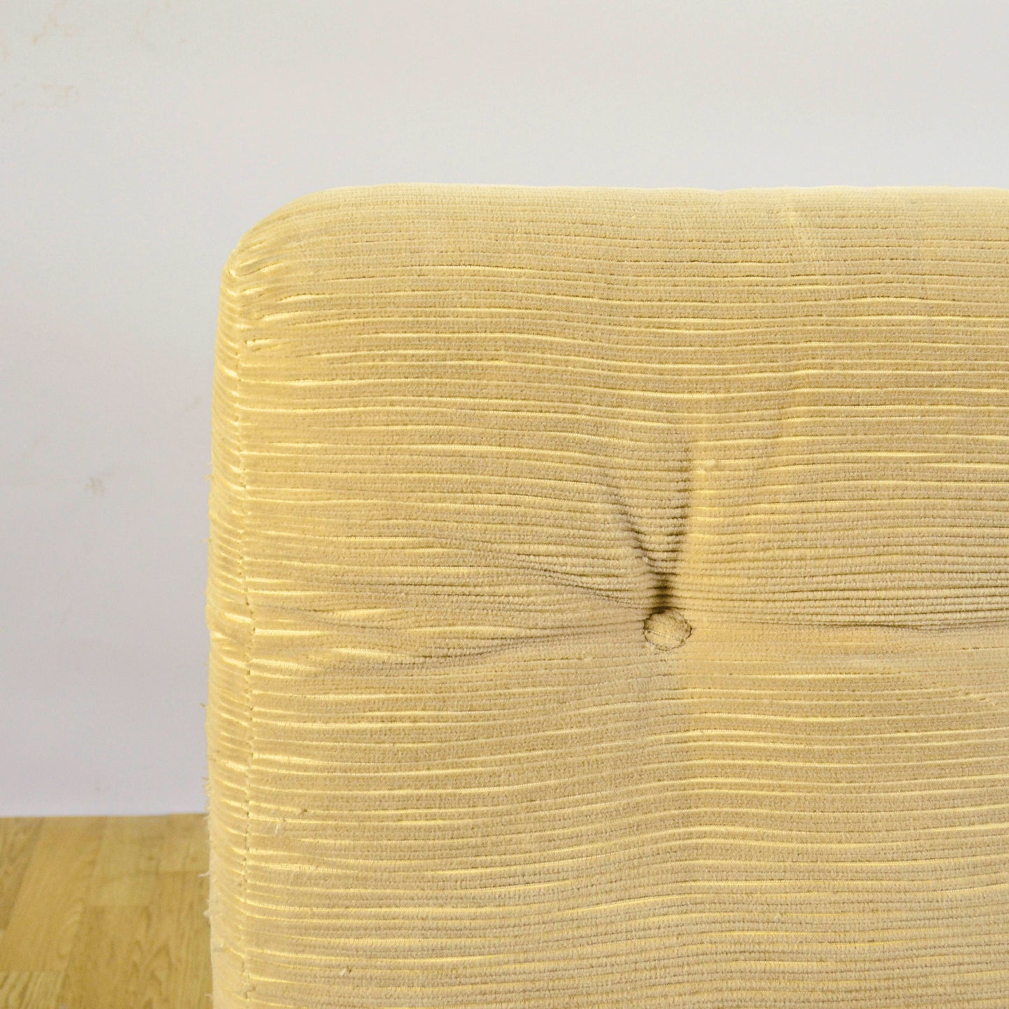 Poltrona Lounge Amanta Di Mario Bellini X CeB Italia In Velluto A Coste Beige E Scocca In Fibra Di Vetro Anni 70