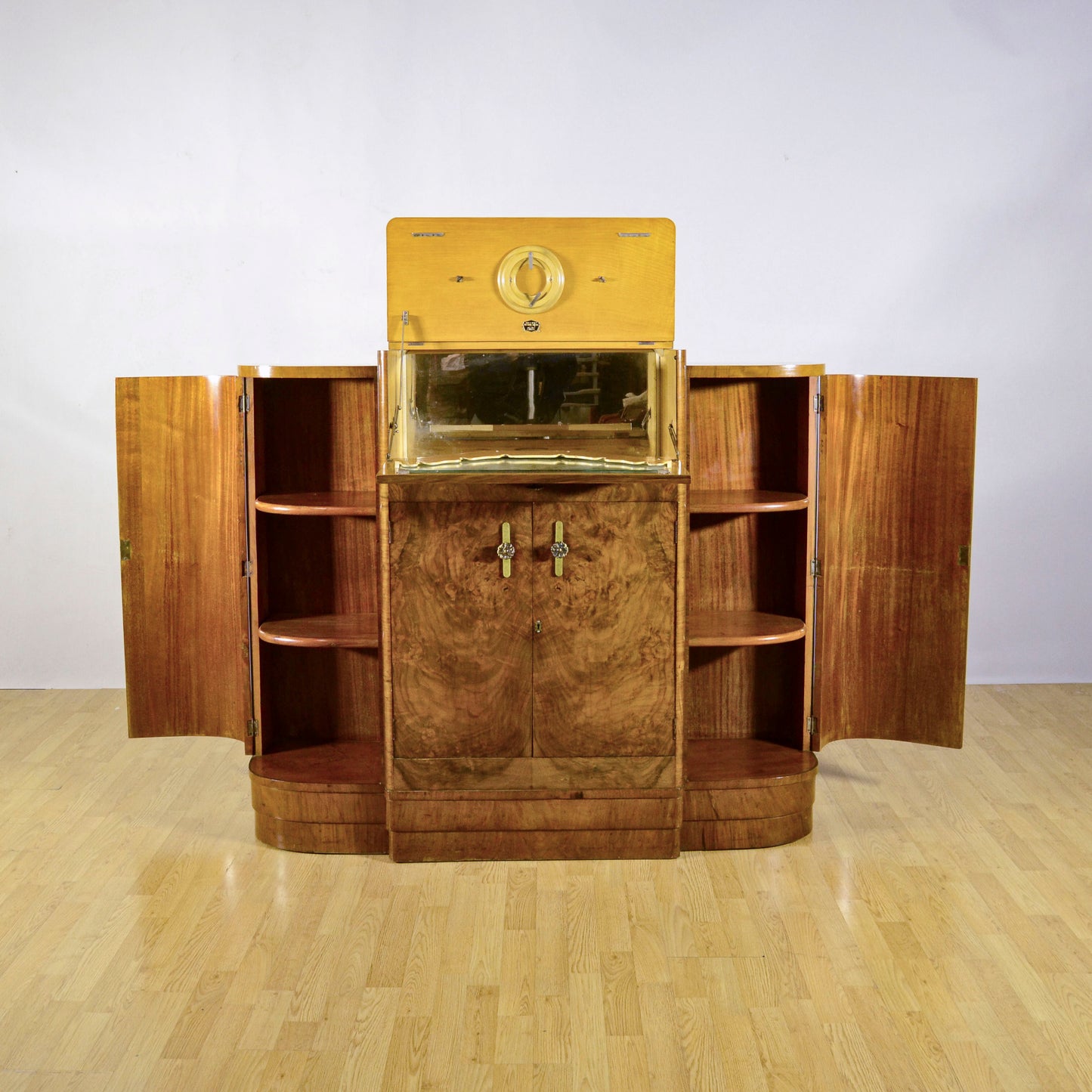 Mobile Bar Art Deco' In Radica Di Noce Pregiata Due Ante Laterali Una Grande Gentrale Inferiore E Una Superiore Anni 30