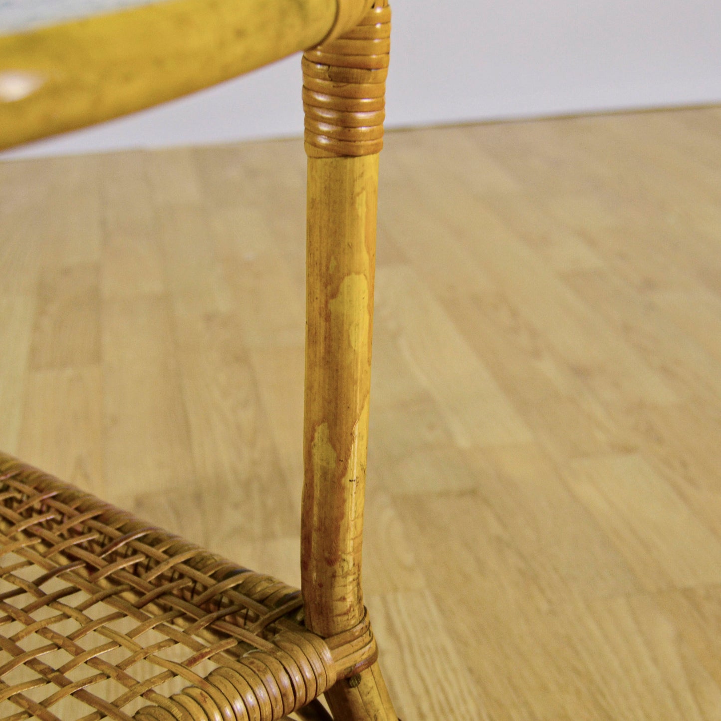 Tavolino Da Caffè Rotondo In Bambù E Rattan Con Piano In Vetro E Ripiano Intrecciato Anni 50