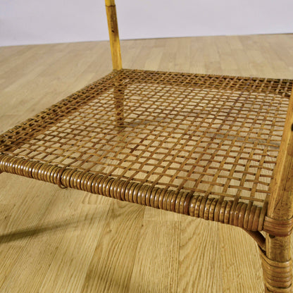 Tavolino Da Caffè Rotondo In Bambù E Rattan Con Piano In Vetro E Ripiano Intrecciato Anni 50