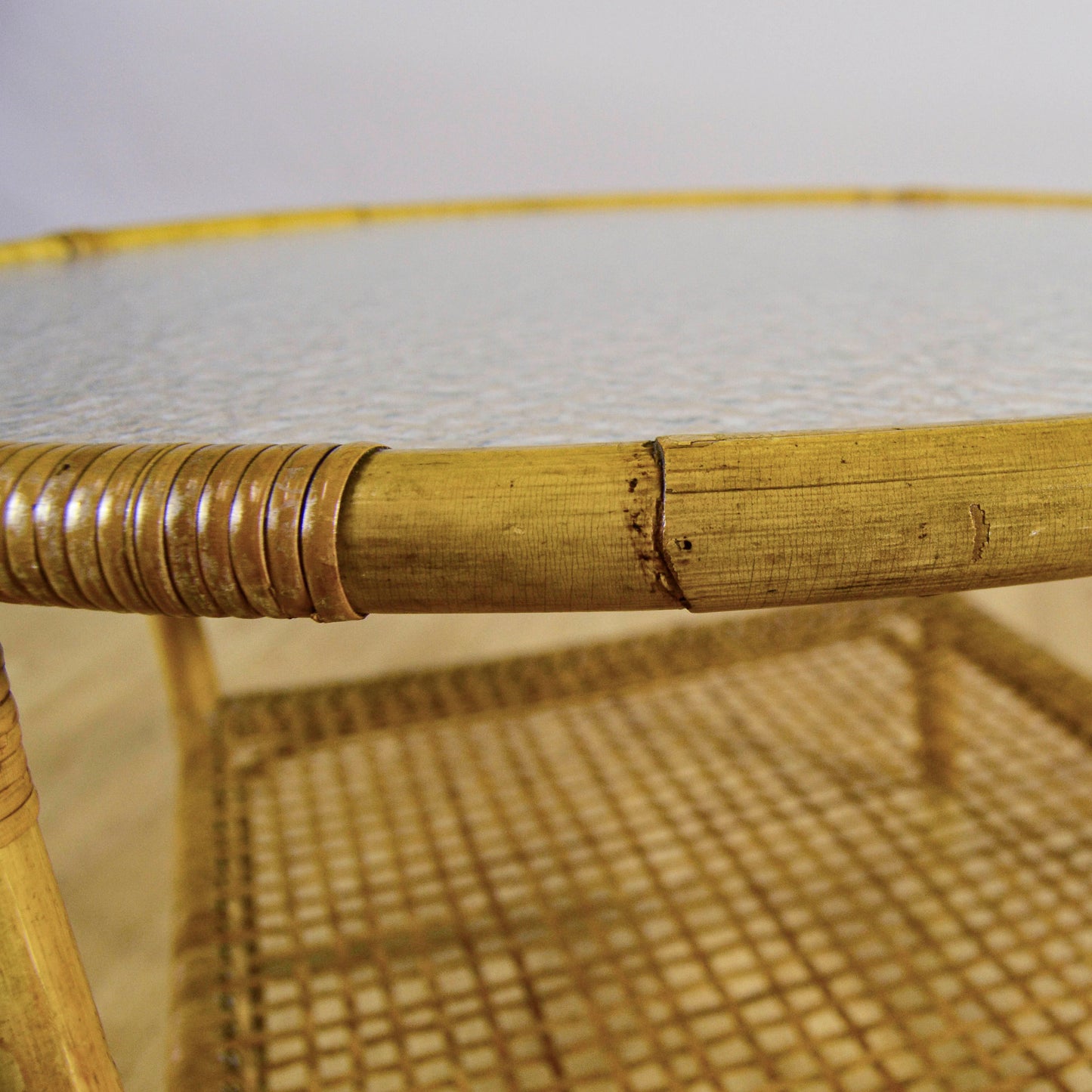 Tavolino Da Caffè Rotondo In Bambù E Rattan Con Piano In Vetro E Ripiano Intrecciato Anni 50