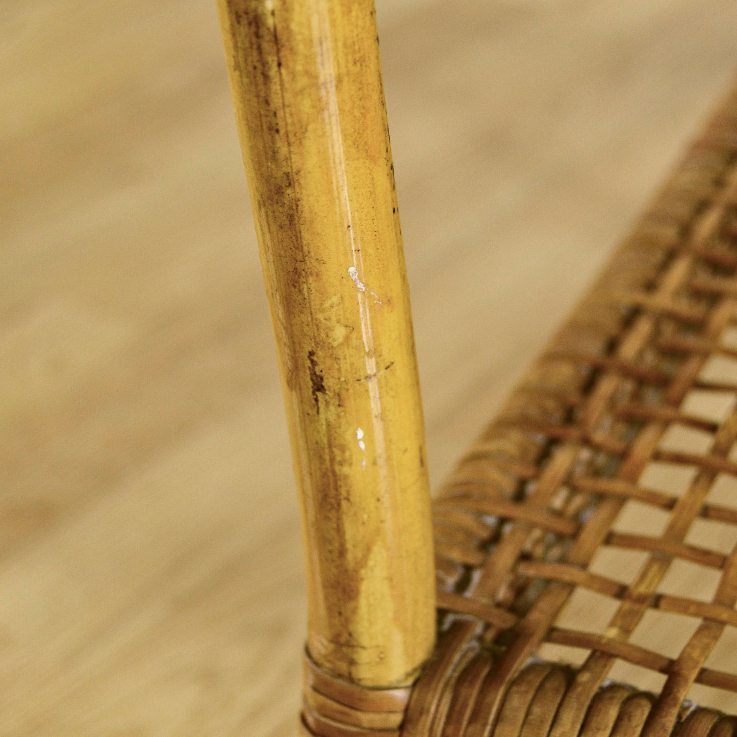 Tavolino Da Caffè Rotondo In Bambù E Rattan Con Piano In Vetro E Ripiano Intrecciato Anni 50
