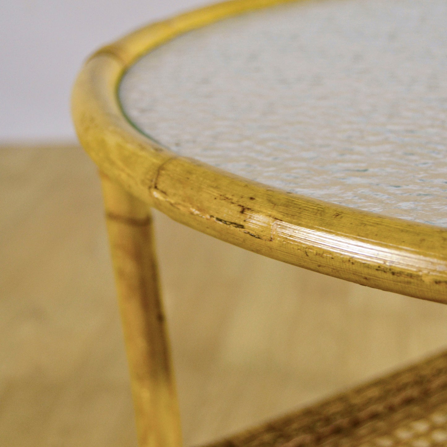 Tavolino Da Caffè Rotondo In Bambù E Rattan Con Piano In Vetro E Ripiano Intrecciato Anni 50