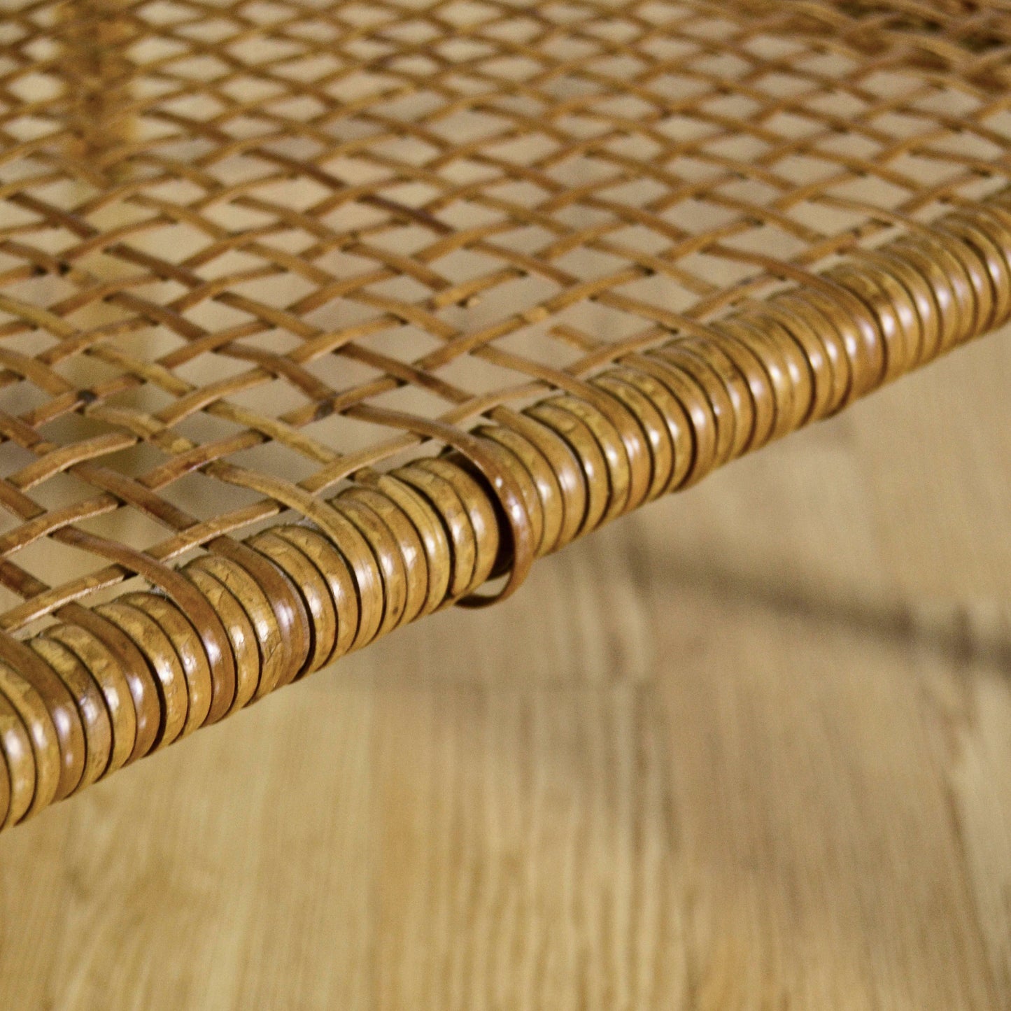 Tavolino Da Caffè Rotondo In Bambù E Rattan Con Piano In Vetro E Ripiano Intrecciato Anni 50