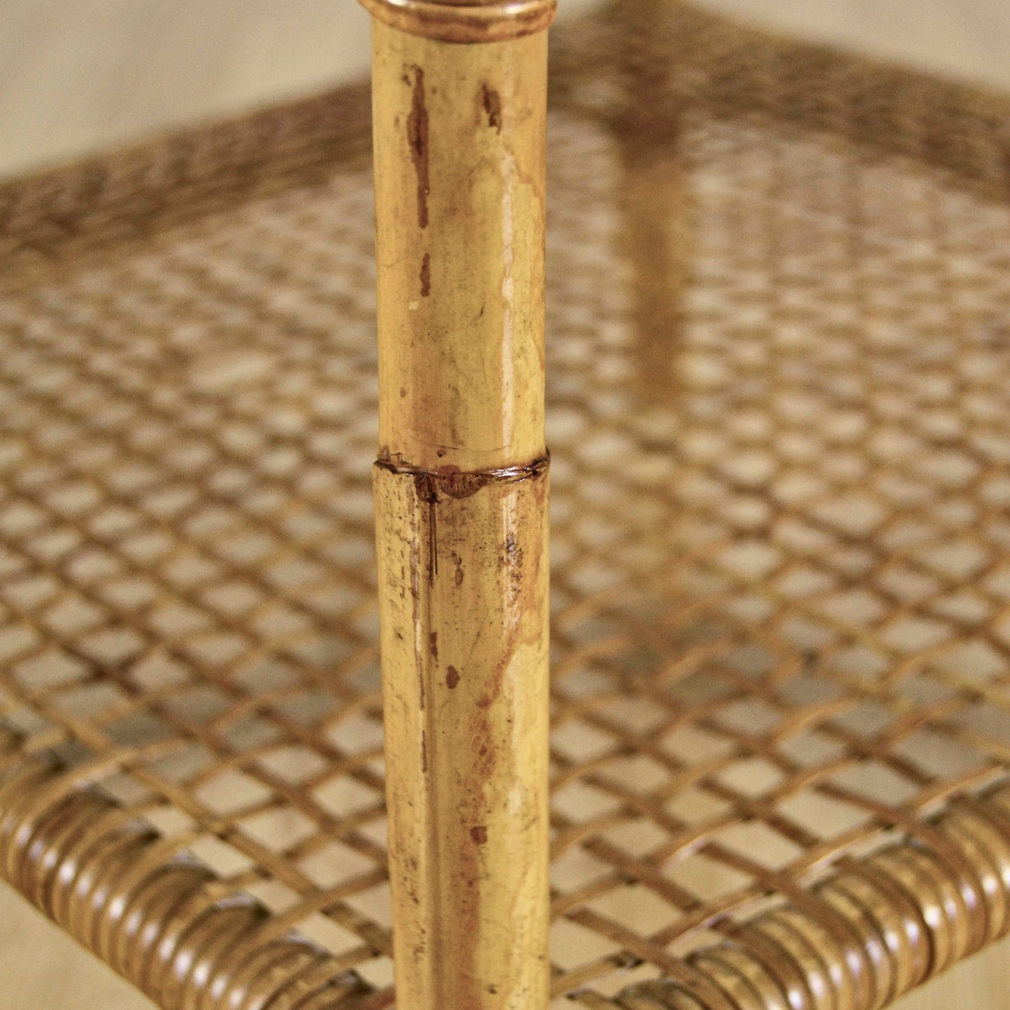 Tavolino Da Caffè Rotondo In Bambù E Rattan Con Piano In Vetro E Ripiano Intrecciato Anni 50
