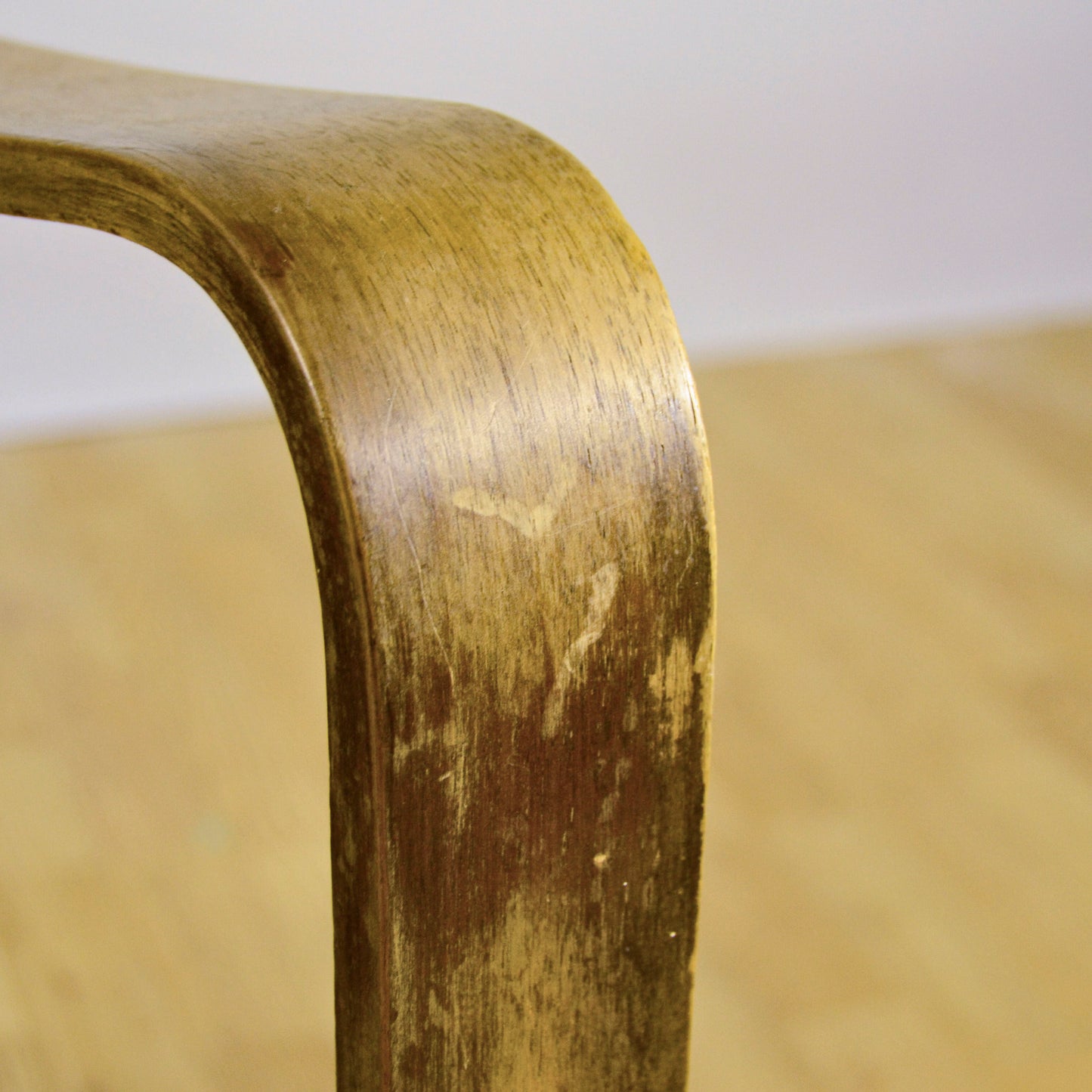 Poltrona verde scuro in pelle e legno di Anonima Castelli anni 40