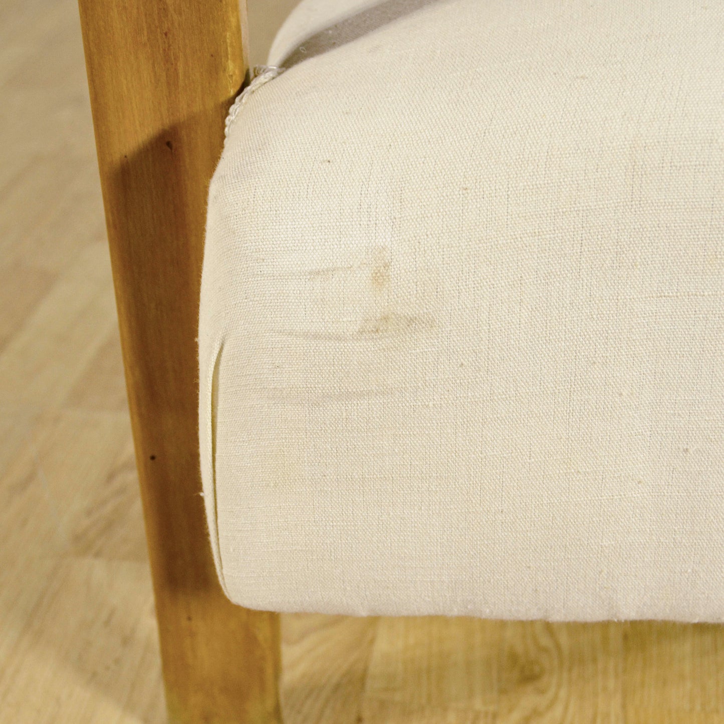 Coppia Poltrona Art Deco Con Braccioli Ricurvi E Imbottite Tessuto Bianco Anni 30