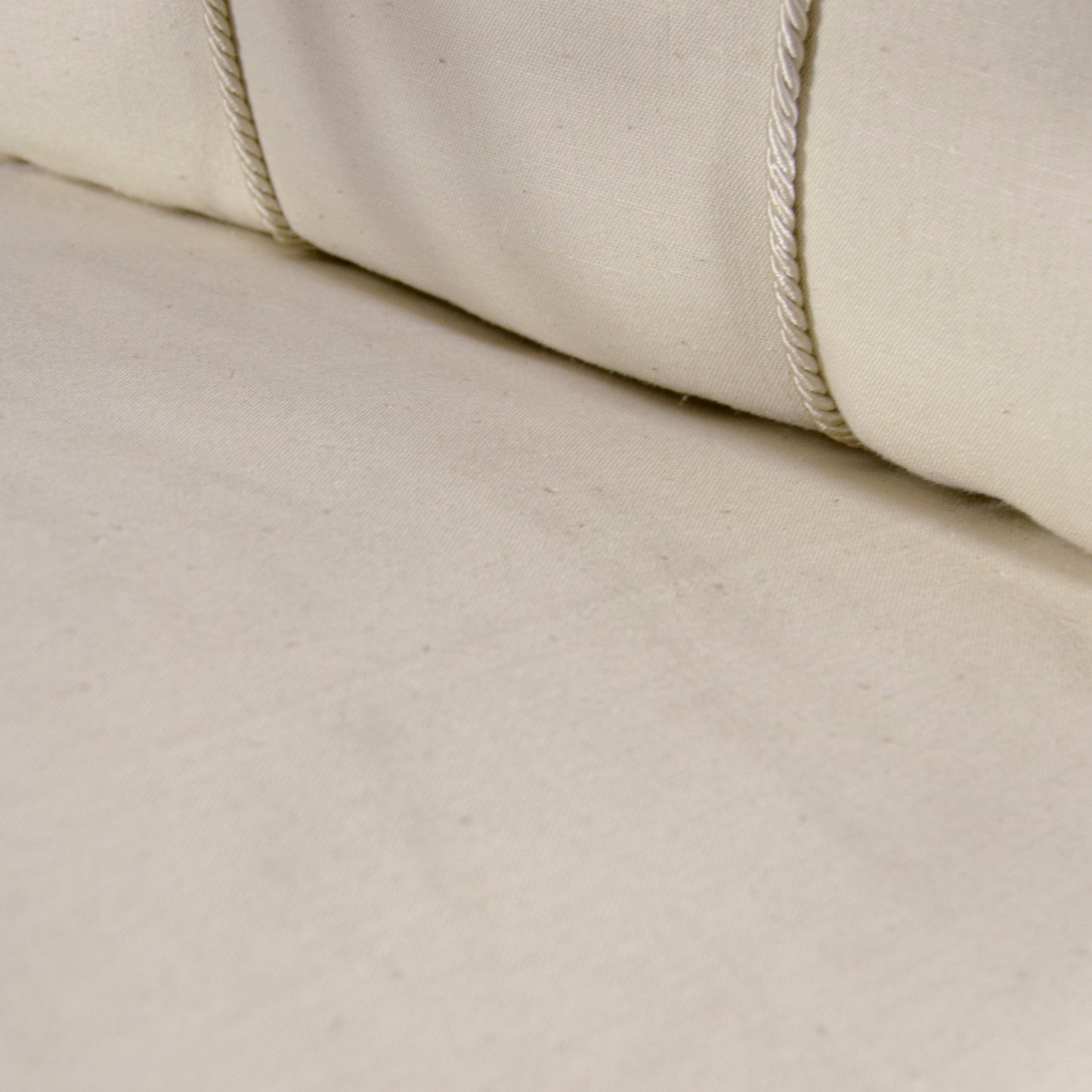 Coppia Poltrona Art Deco Con Braccioli Ricurvi E Imbottite Tessuto Bianco Anni 30