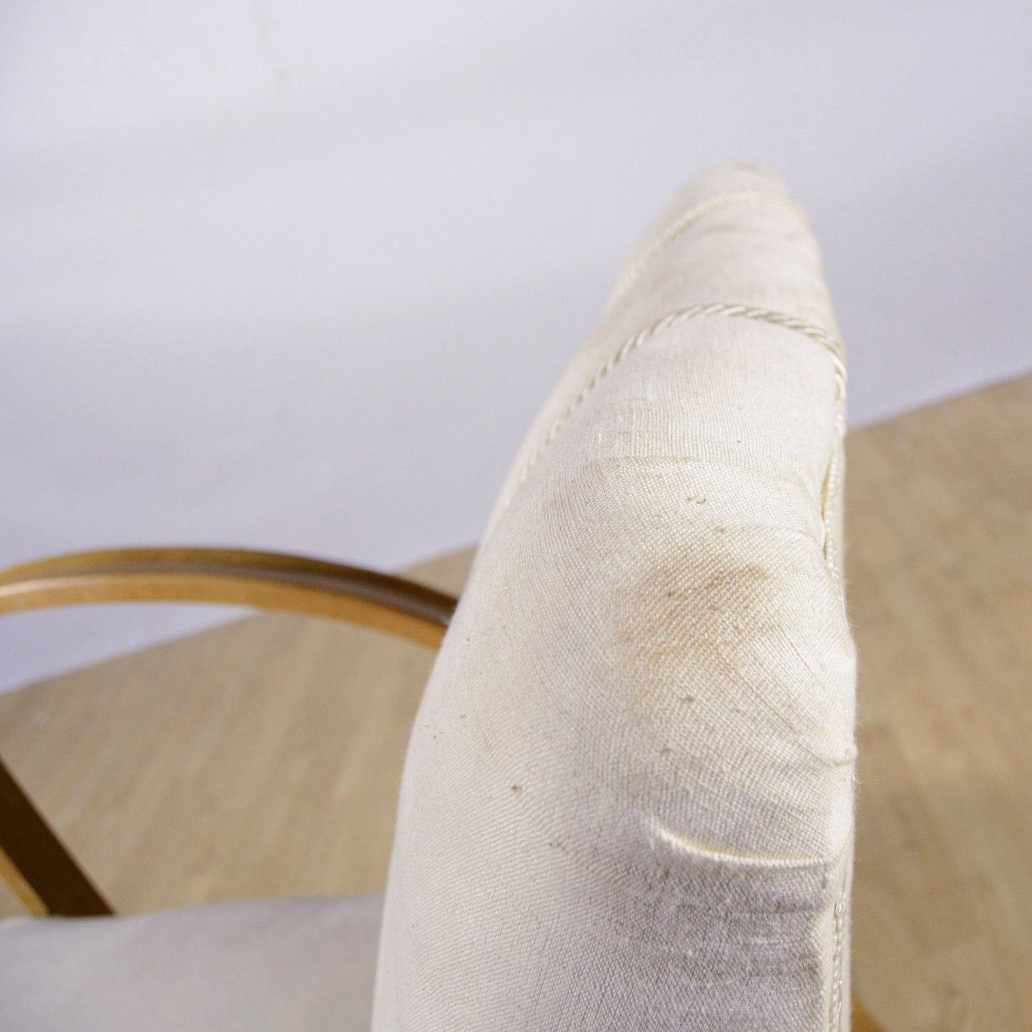 Coppia Poltrona Art Deco Con Braccioli Ricurvi E Imbottite Tessuto Bianco Anni 30