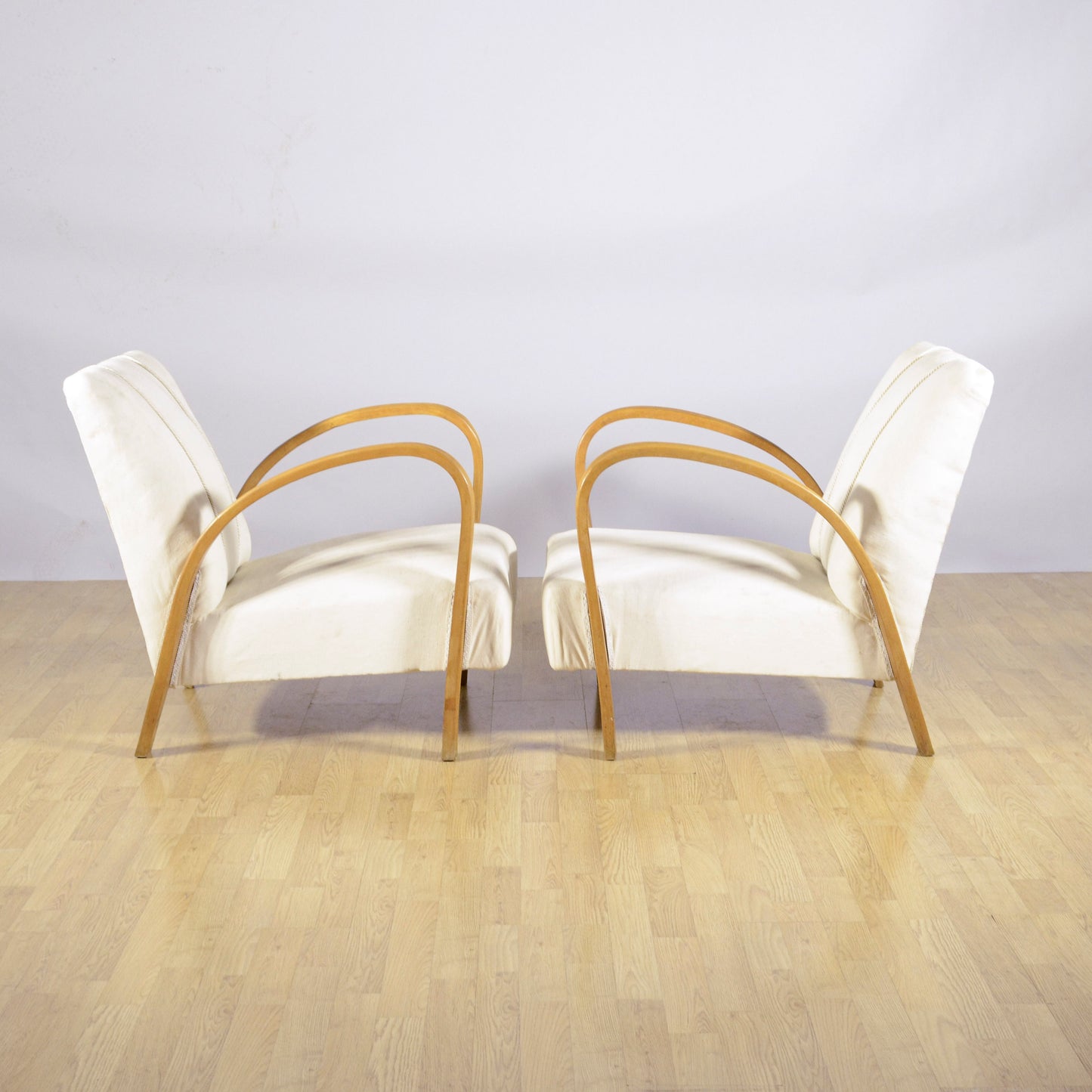 Coppia Poltrona Art Deco Con Braccioli Ricurvi E Imbottite Tessuto Bianco Anni 30