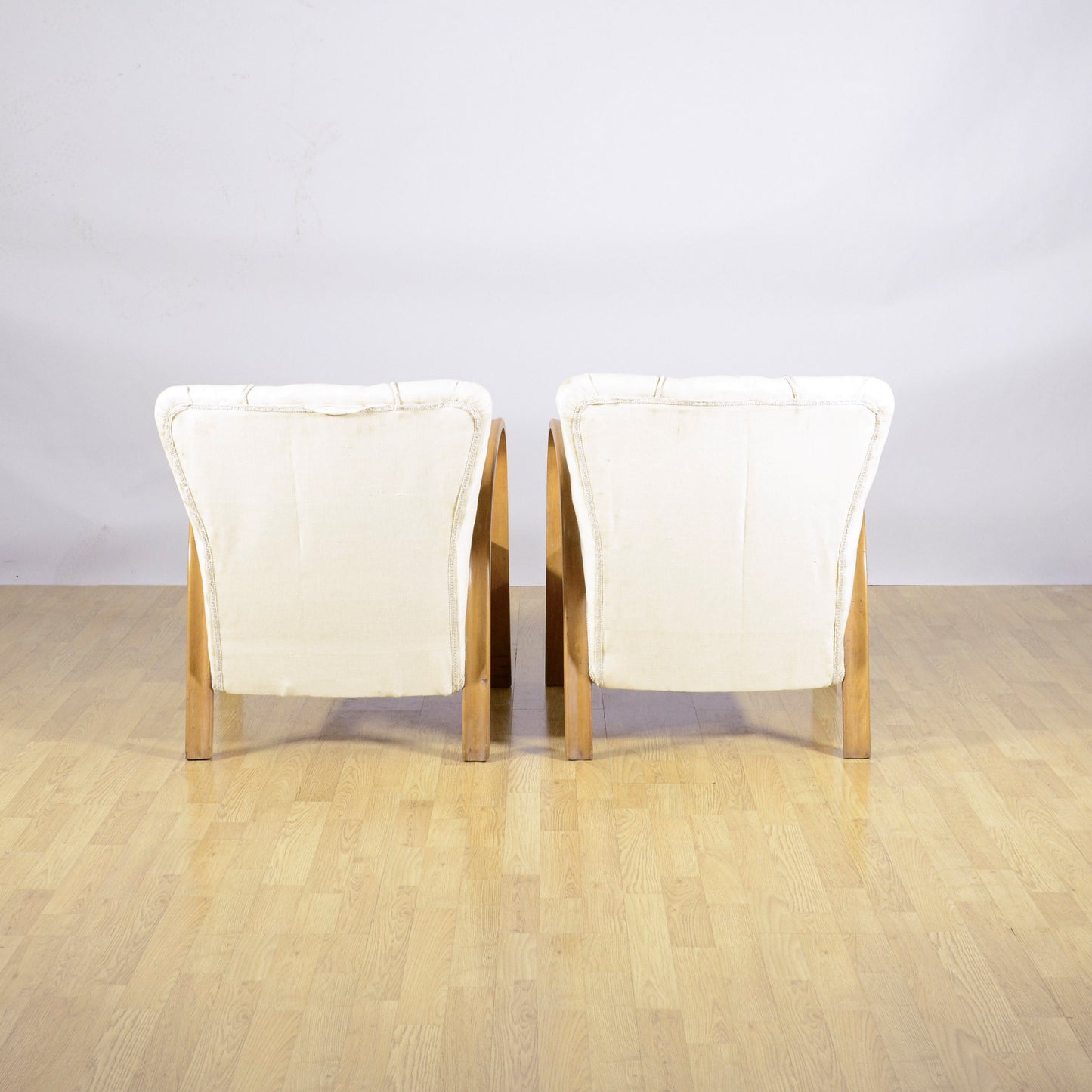 Coppia Poltrona Art Deco Con Braccioli Ricurvi E Imbottite Tessuto Bianco Anni 30