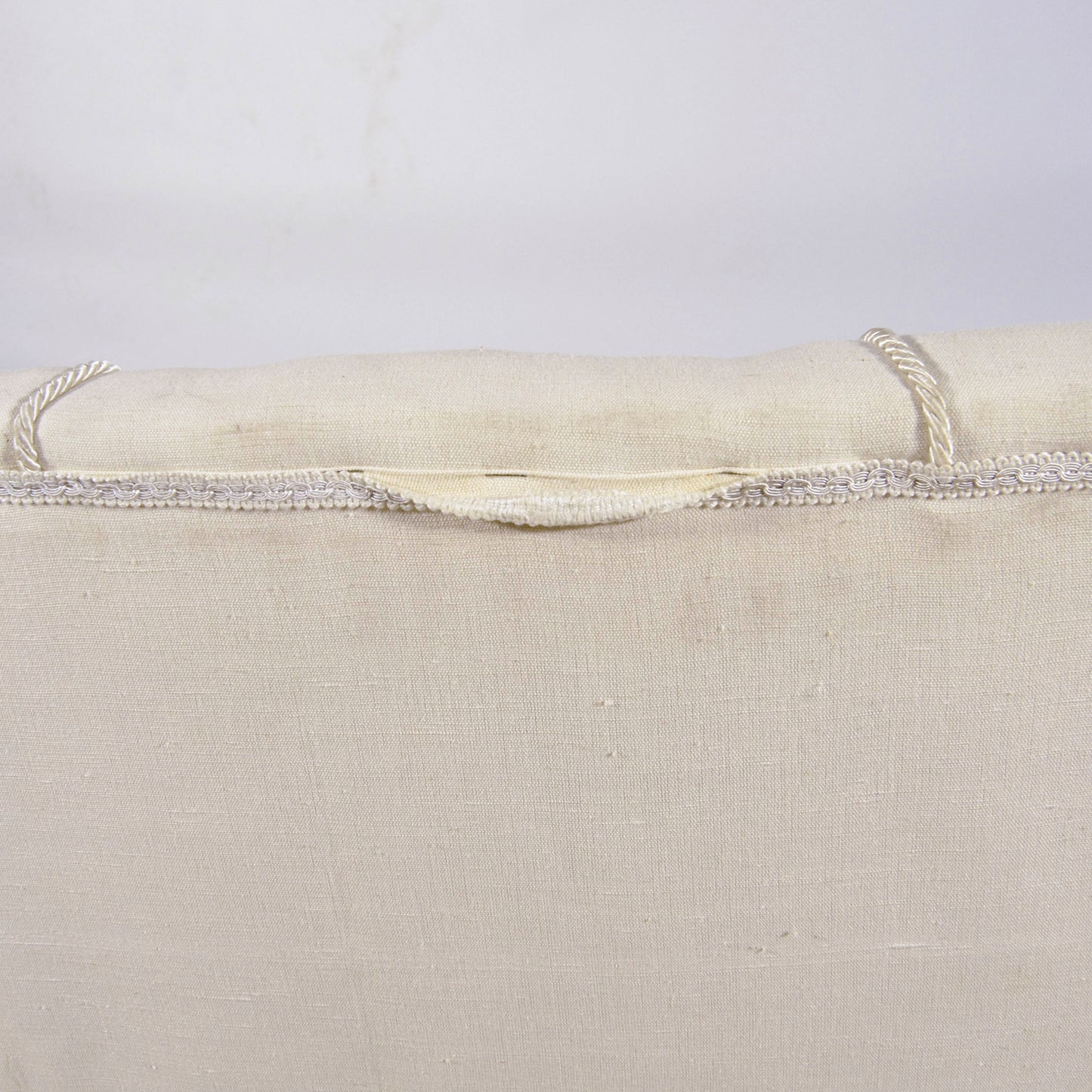 Coppia Poltrona Art Deco Con Braccioli Ricurvi E Imbottite Tessuto Bianco Anni 30