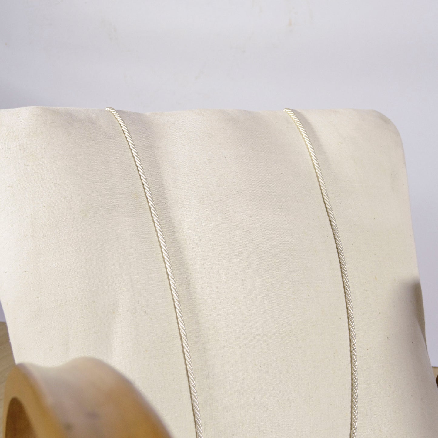 Coppia Poltrona Art Deco Con Braccioli Ricurvi E Imbottite Tessuto Bianco Anni 30