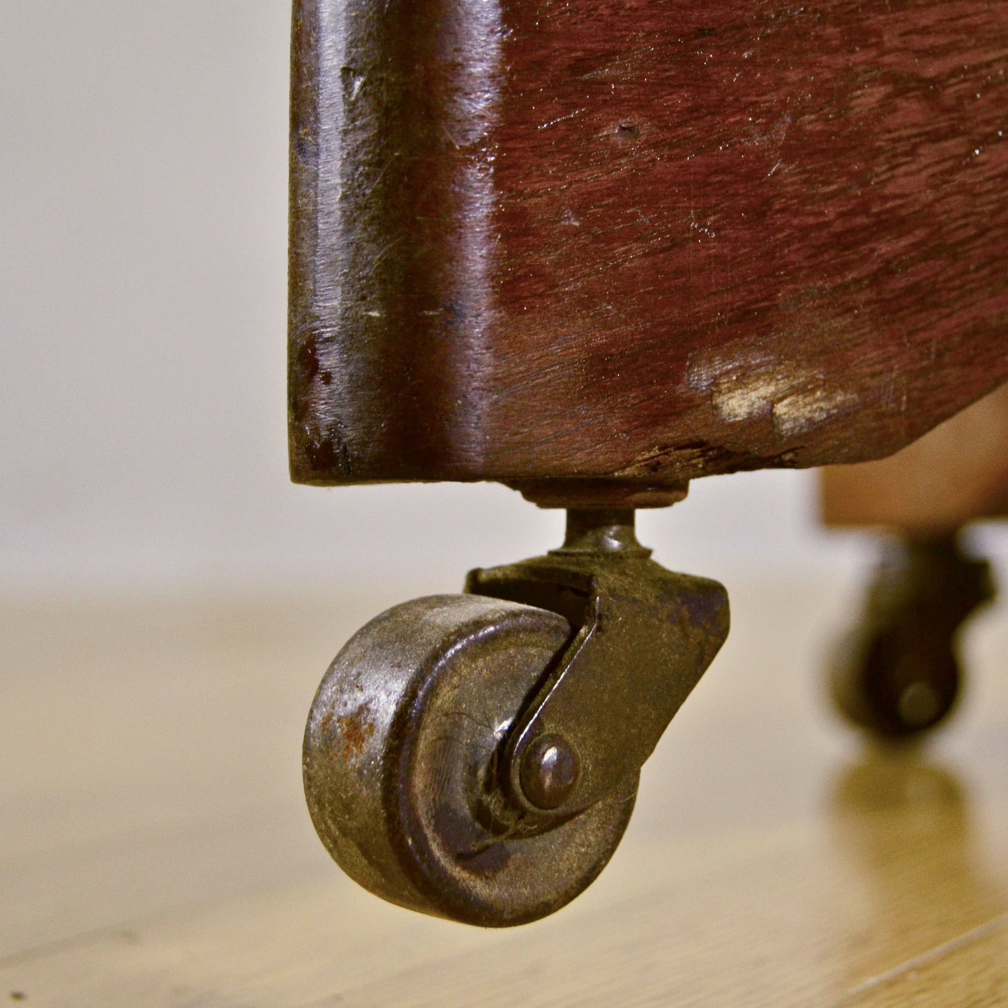 Sedia Girevole Da Ufficio D'epoca In Legno E Pelle Color Cuoio Primi 900