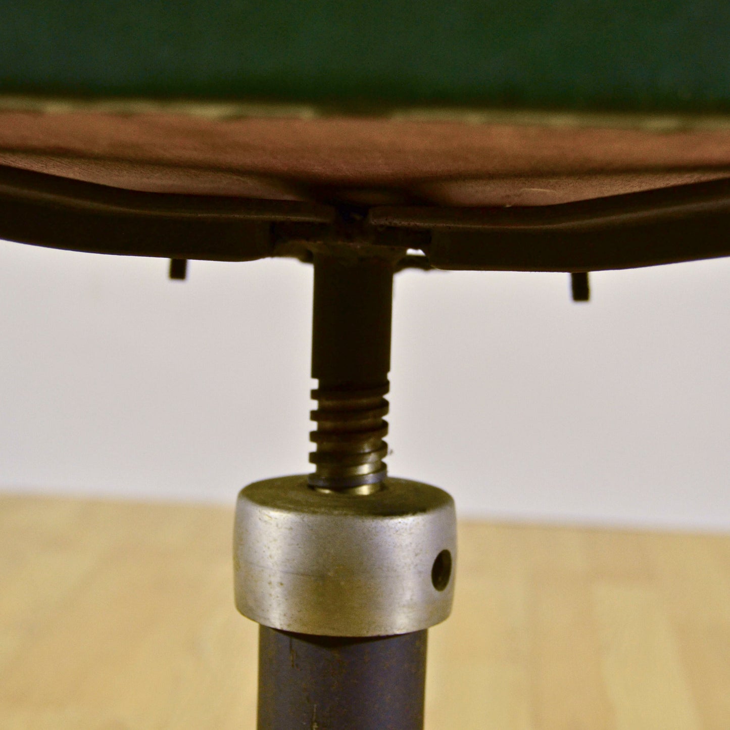 Sedia Girevole Da Ufficio Mid Century Completamente In Vinilpelle Anni 60