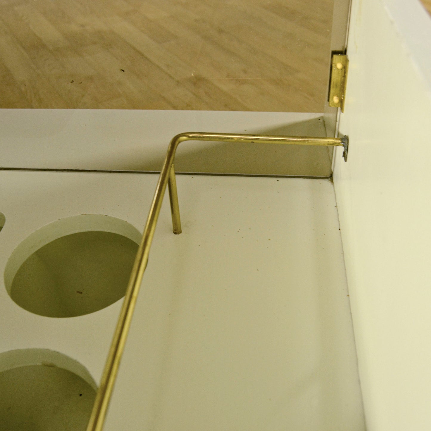 Mobiletto Bar Di Design Quadrato Con Apertura Scorrevole Centrale Anni 70