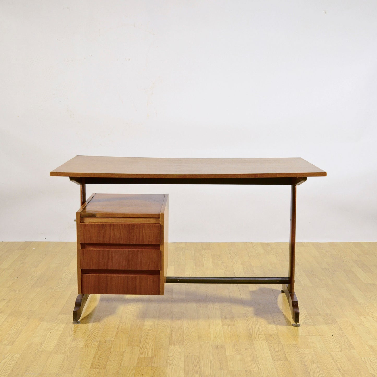 Scrivania Design Nordico In Legno Teak Con Cassetti E Sistema Di Chiusura Di Sicurezza Anni 70