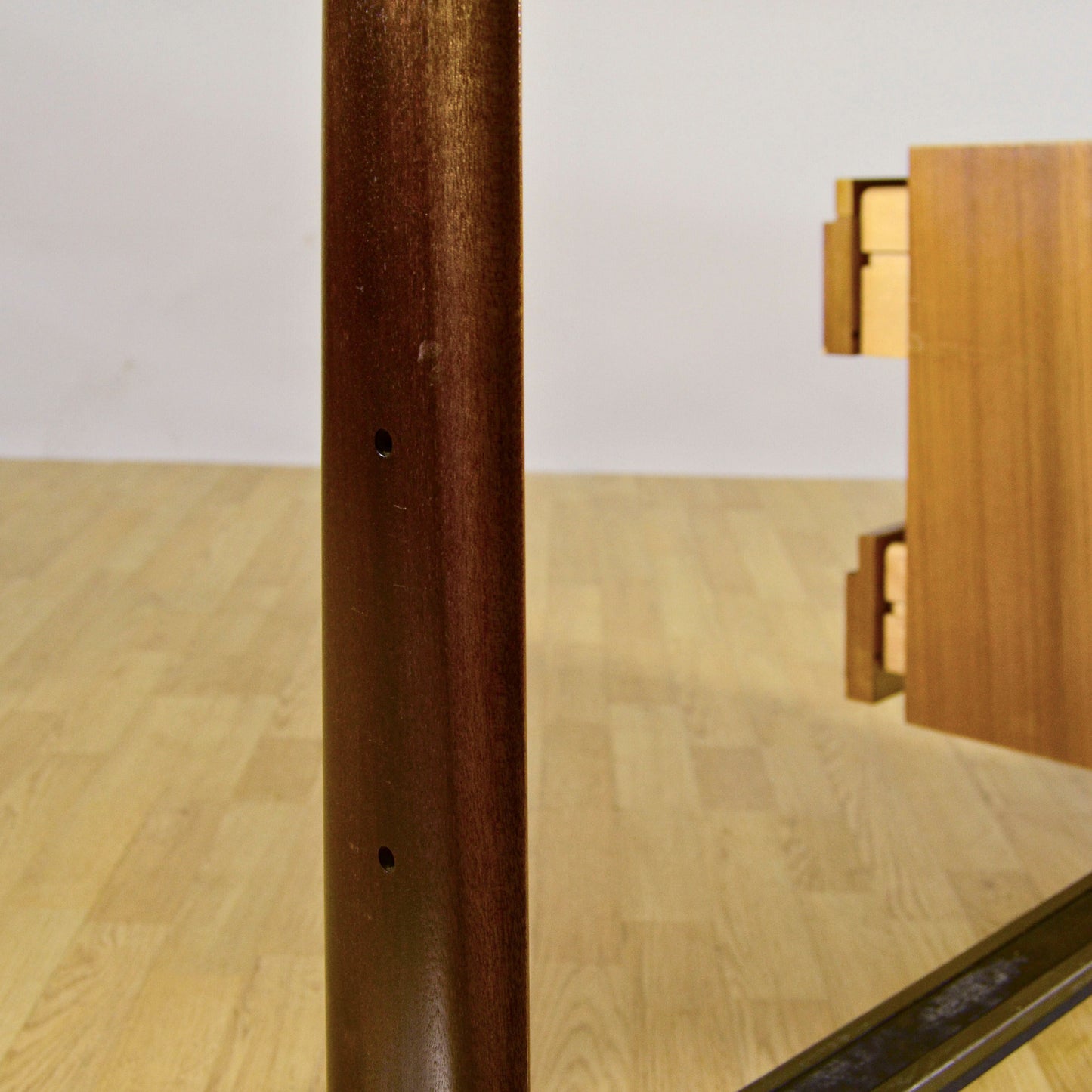 Scrivania Design Nordico In Legno Teak Con Cassetti E Sistema Di Chiusura Di Sicurezza Anni 70