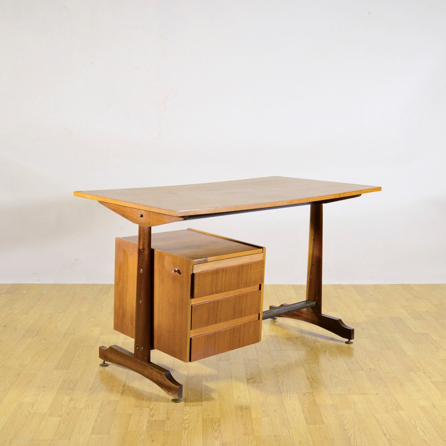 Scrivania Design Nordico In Legno Teak Con Cassetti E Sistema Di Chiusura Di Sicurezza Anni 70