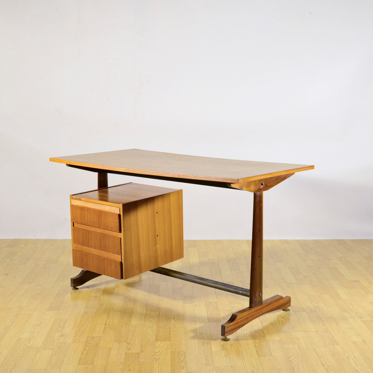 Scrivania Design Nordico In Legno Teak Con Cassetti E Sistema Di Chiusura Di Sicurezza Anni 70
