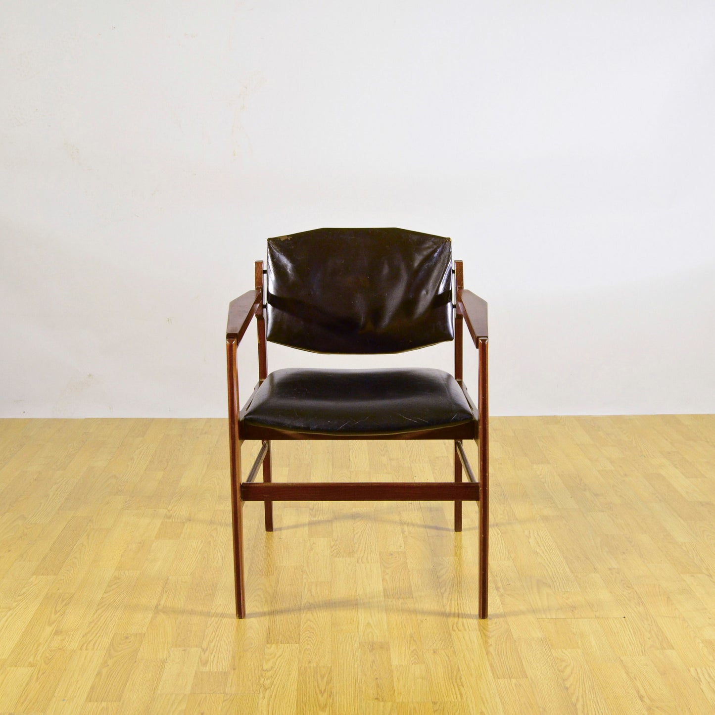 Sedia Con Braccioli In Legno E Pelle Tesa In Stile Mid Century Anni 70