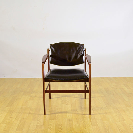 Sedia Con Braccioli In Legno E Pelle Tesa In Stile Mid Century Anni 70