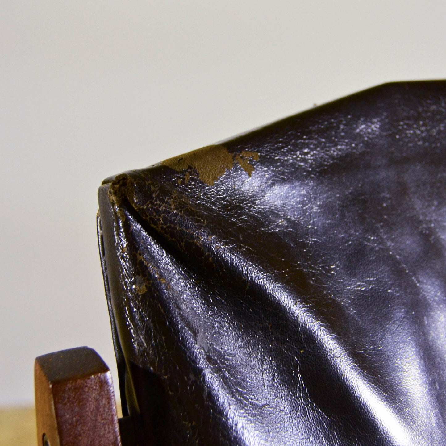 Sedia Con Braccioli In Legno E Pelle Tesa In Stile Mid Century Anni 70