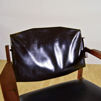 Sedia Con Braccioli In Legno E Pelle Tesa In Stile Mid Century Anni 70