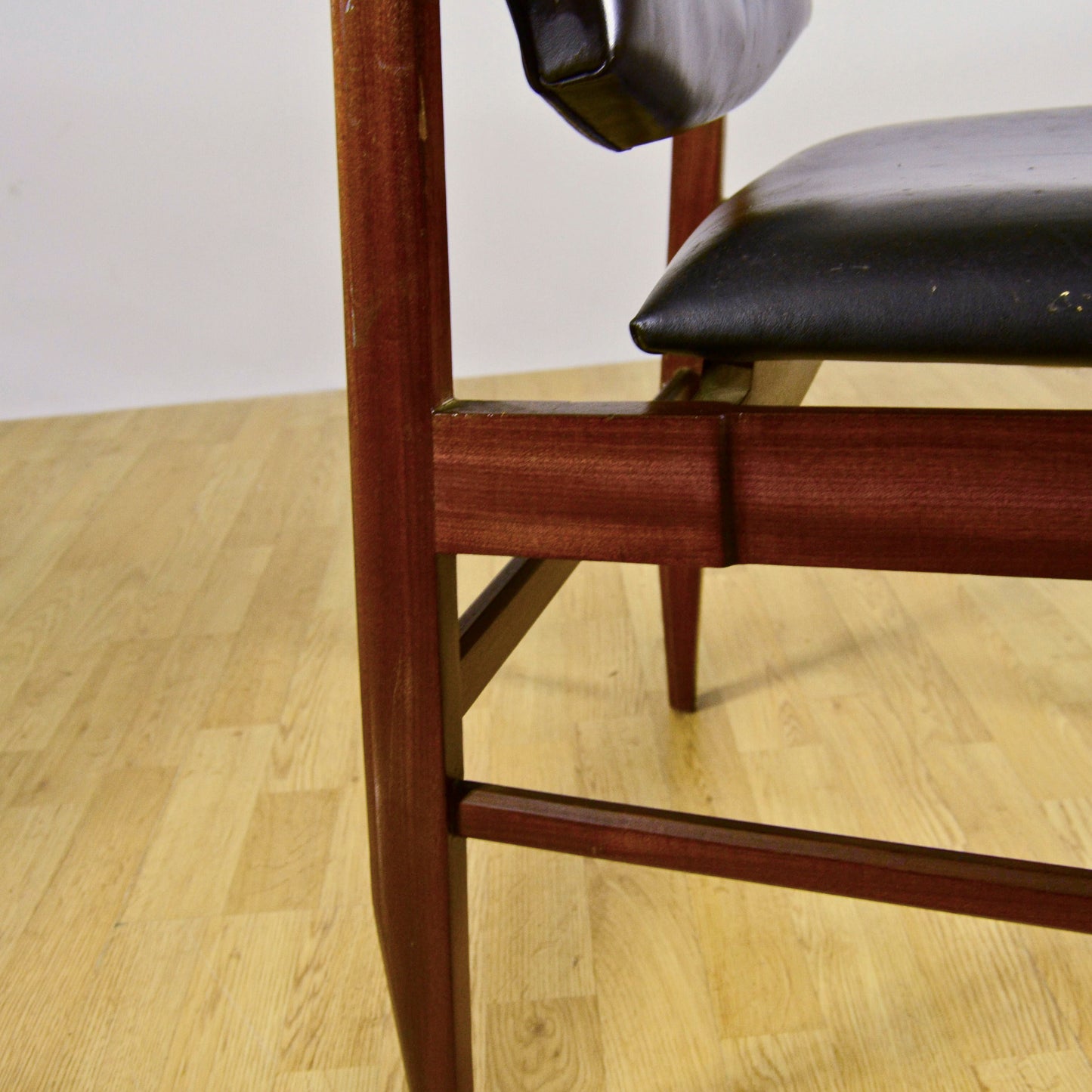 Sedia Con Braccioli In Legno E Pelle Tesa In Stile Mid Century Anni 70
