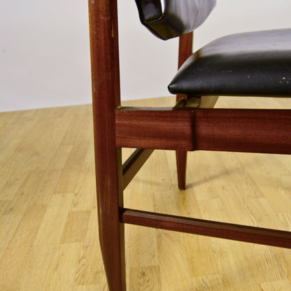 Sedia Con Braccioli In Legno E Pelle Tesa In Stile Mid Century Anni 70