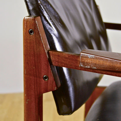 Sedia Con Braccioli In Legno E Pelle Tesa In Stile Mid Century Anni 70