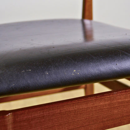 Sedia Con Braccioli In Legno E Pelle Tesa In Stile Mid Century Anni 70