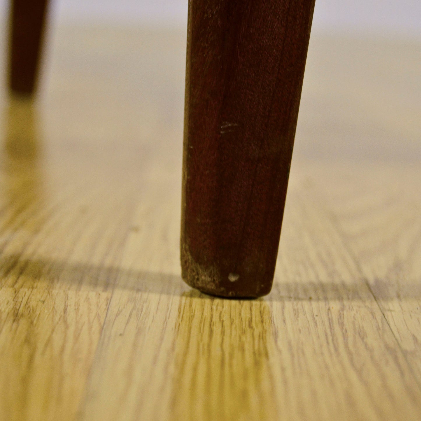 Sedia Con Braccioli In Legno E Pelle Tesa In Stile Mid Century Anni 70