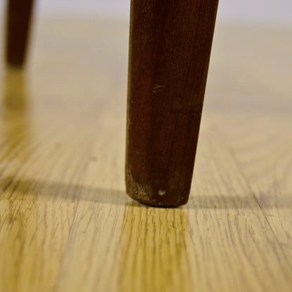 Sedia Con Braccioli In Legno E Pelle Tesa In Stile Mid Century Anni 70