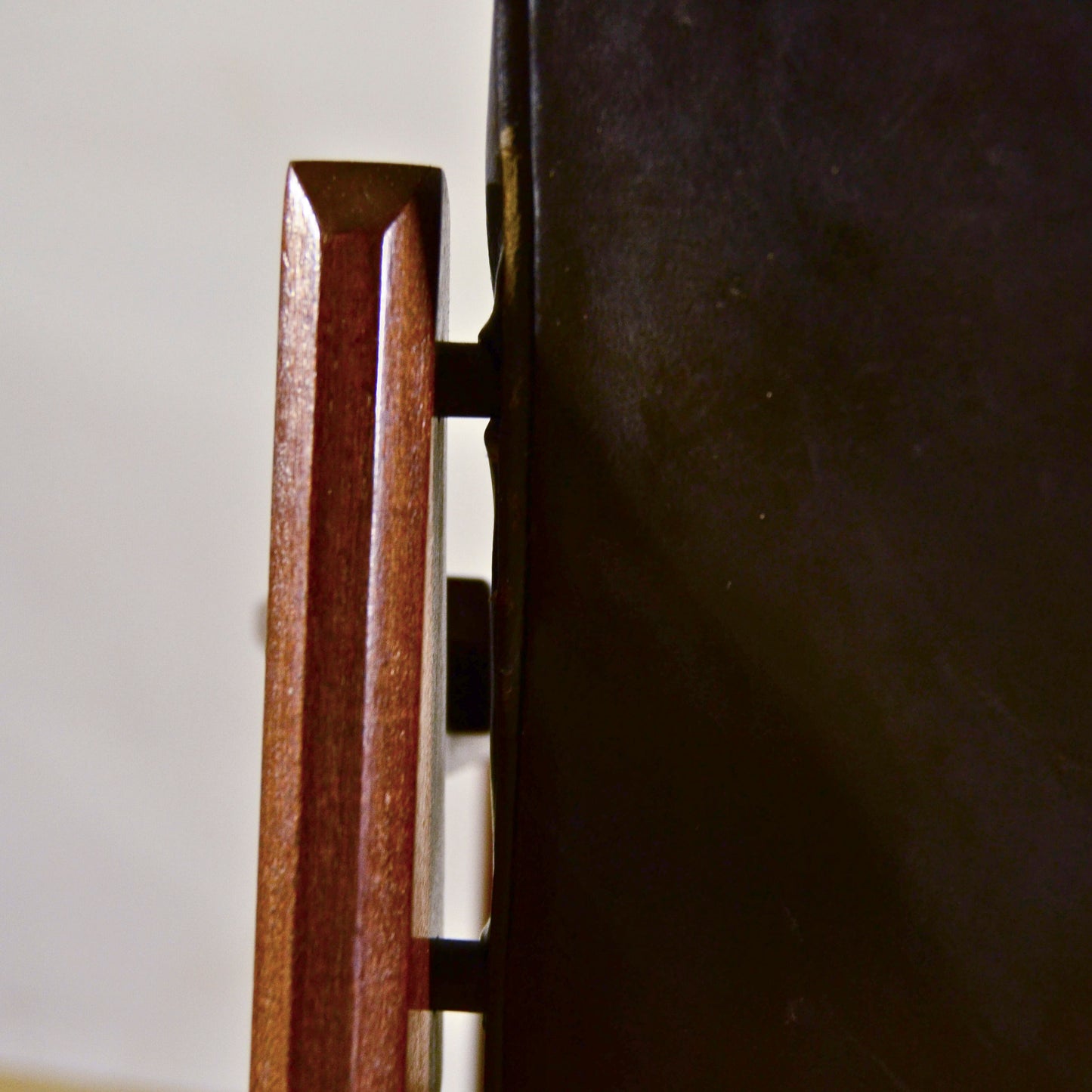 Sedia Con Braccioli In Legno E Pelle Tesa In Stile Mid Century Anni 70