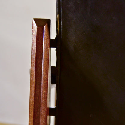 Sedia Con Braccioli In Legno E Pelle Tesa In Stile Mid Century Anni 70