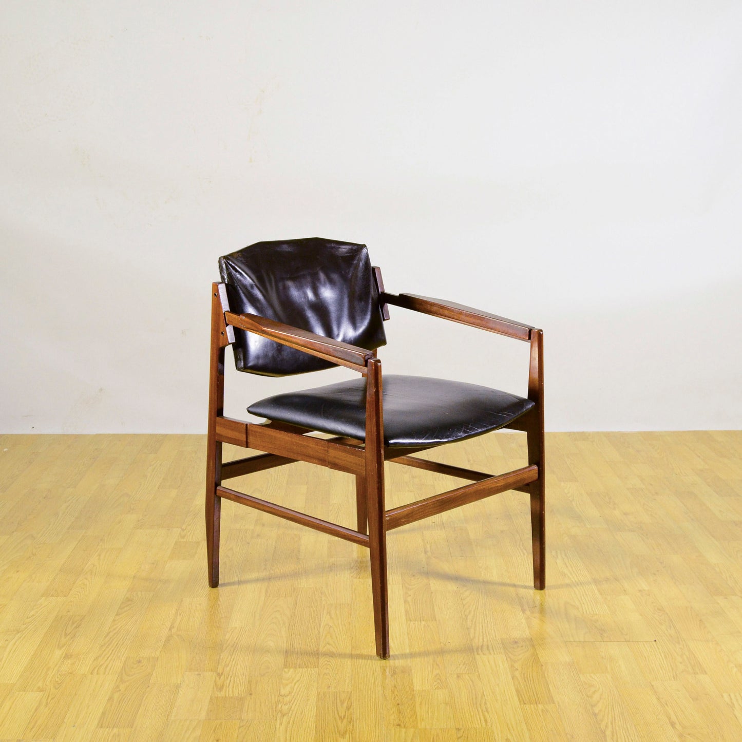 Sedia Con Braccioli In Legno E Pelle Tesa In Stile Mid Century Anni 70