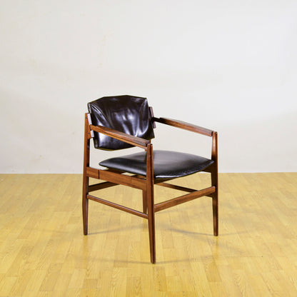 Sedia Con Braccioli In Legno E Pelle Tesa In Stile Mid Century Anni 70