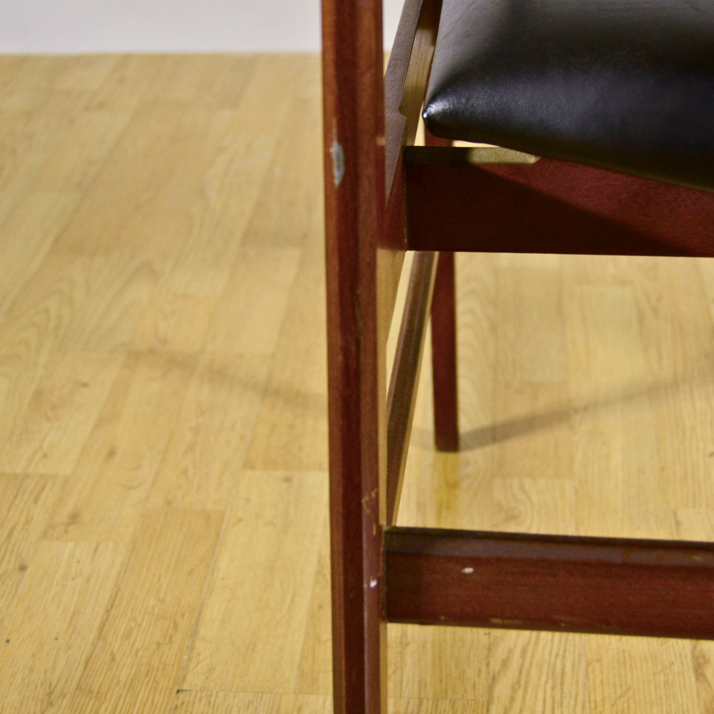 Sedia Con Braccioli In Legno E Pelle Tesa In Stile Mid Century Anni 70