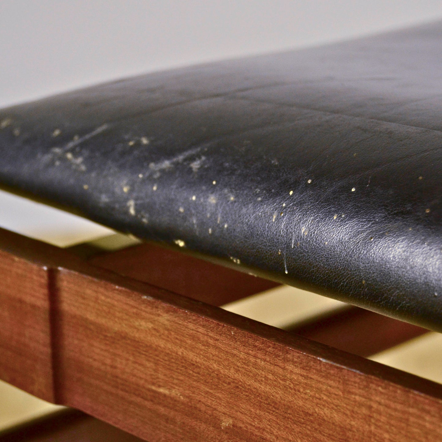 Sedia Con Braccioli In Legno E Pelle Tesa In Stile Mid Century Anni 70